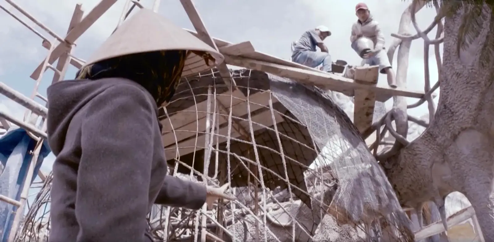 Việt Nga at the Crazy House building site. Thanh Niên report, 2022.