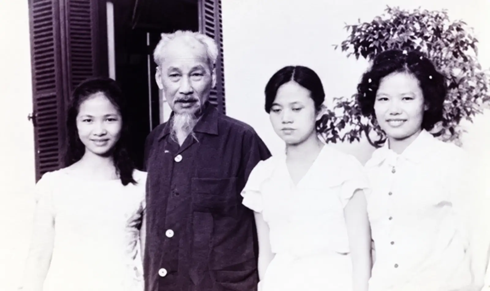 Việt Nga (left) with Hồ Chí Minh and friends. The source gives no date.