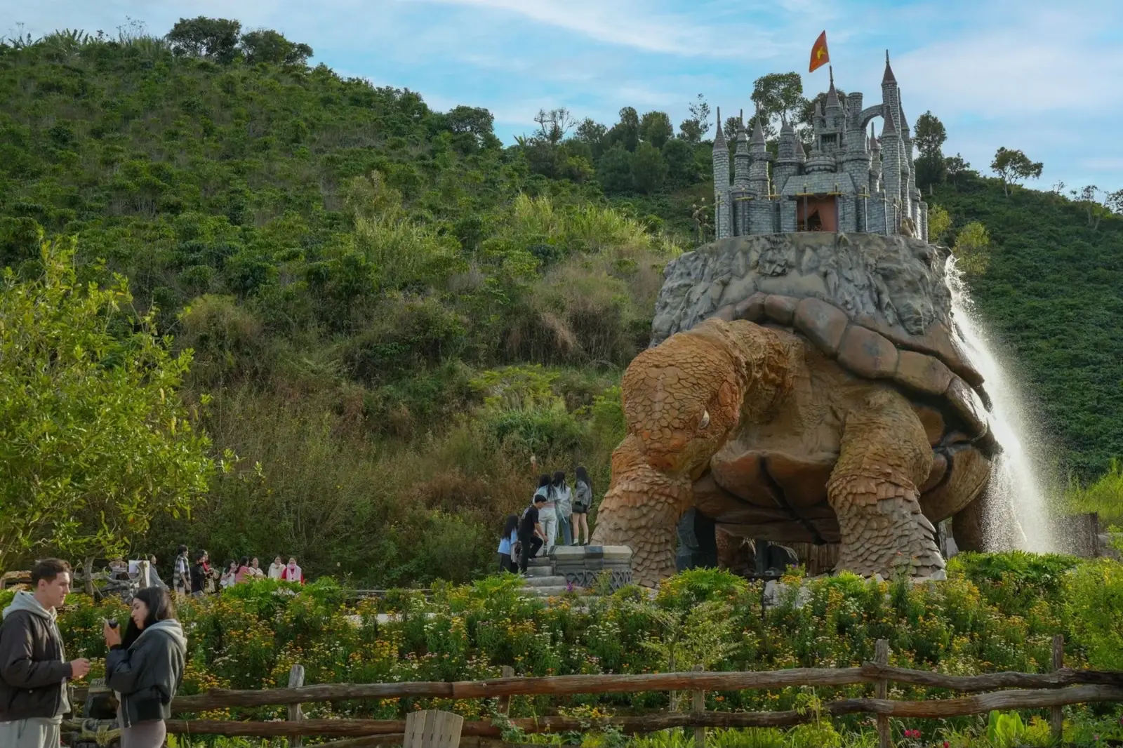 Mô hình rùa khổng lồ cõng lâu đài tại GOD Valley.