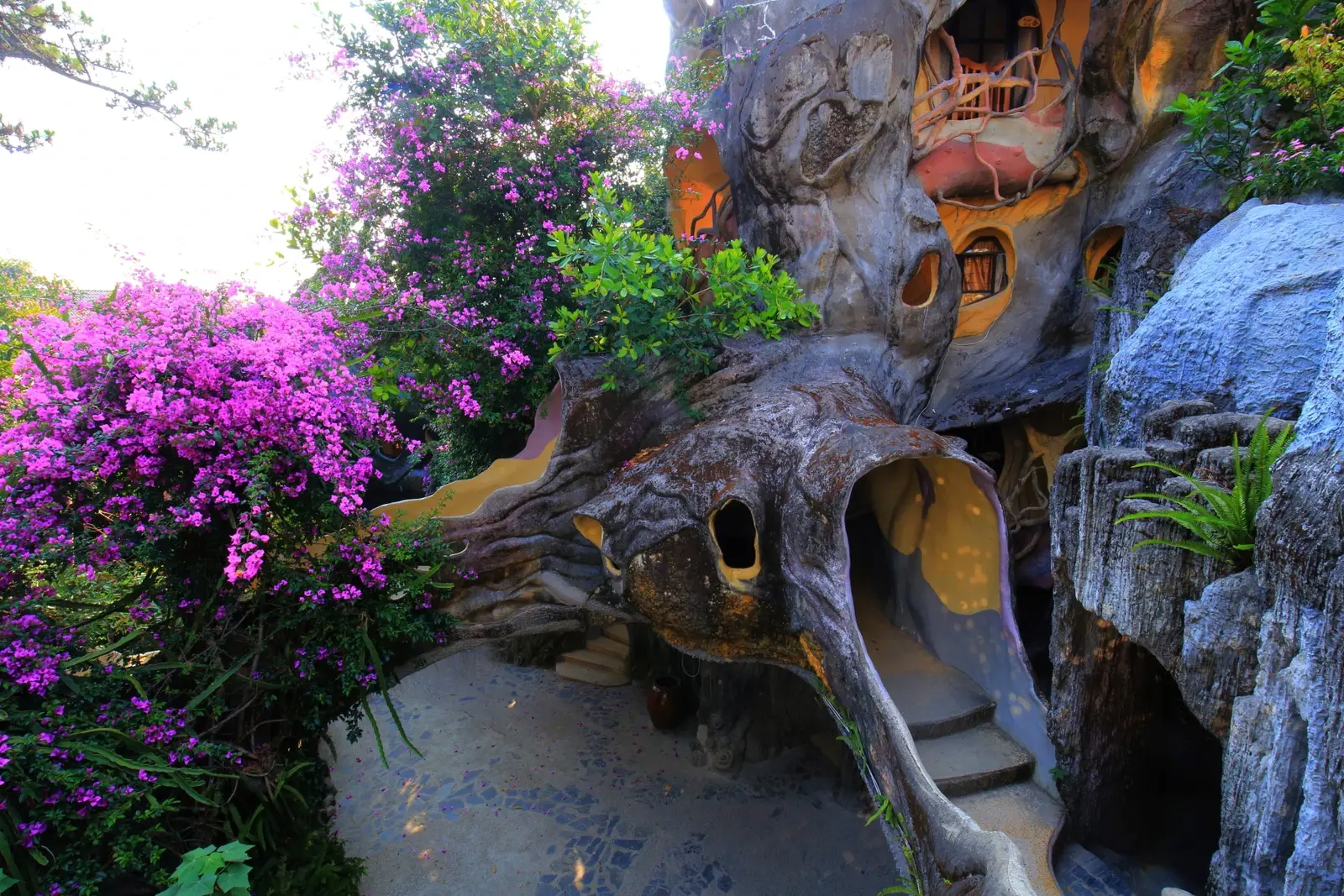 Cầu thang và lối đi tại Crazy House.