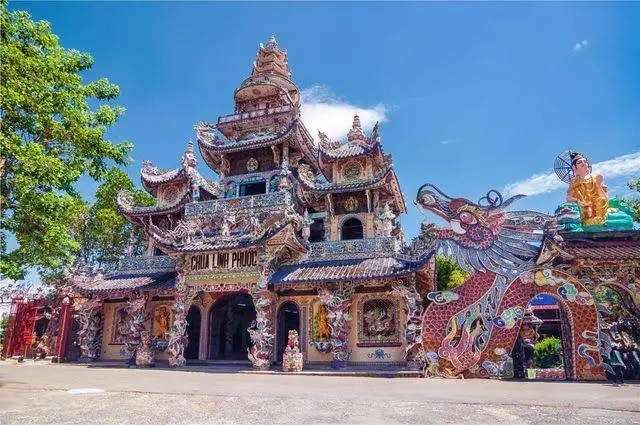 Mặt tiền khảm sành sứ của chùa Linh Phước.