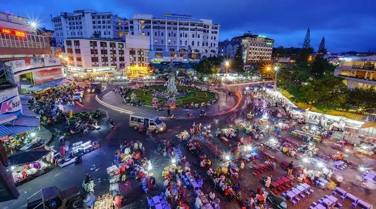 Hàng quán buổi tối quanh chợ Đà Lạt.
