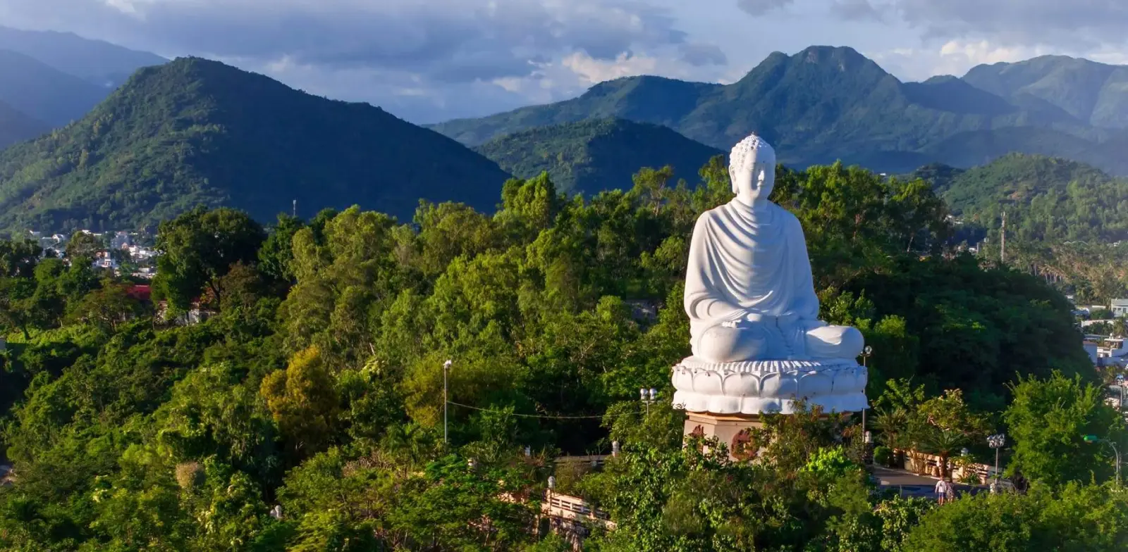 Long Son Pagoda and the White Buddha in Nha Trang: what to see and how to get there