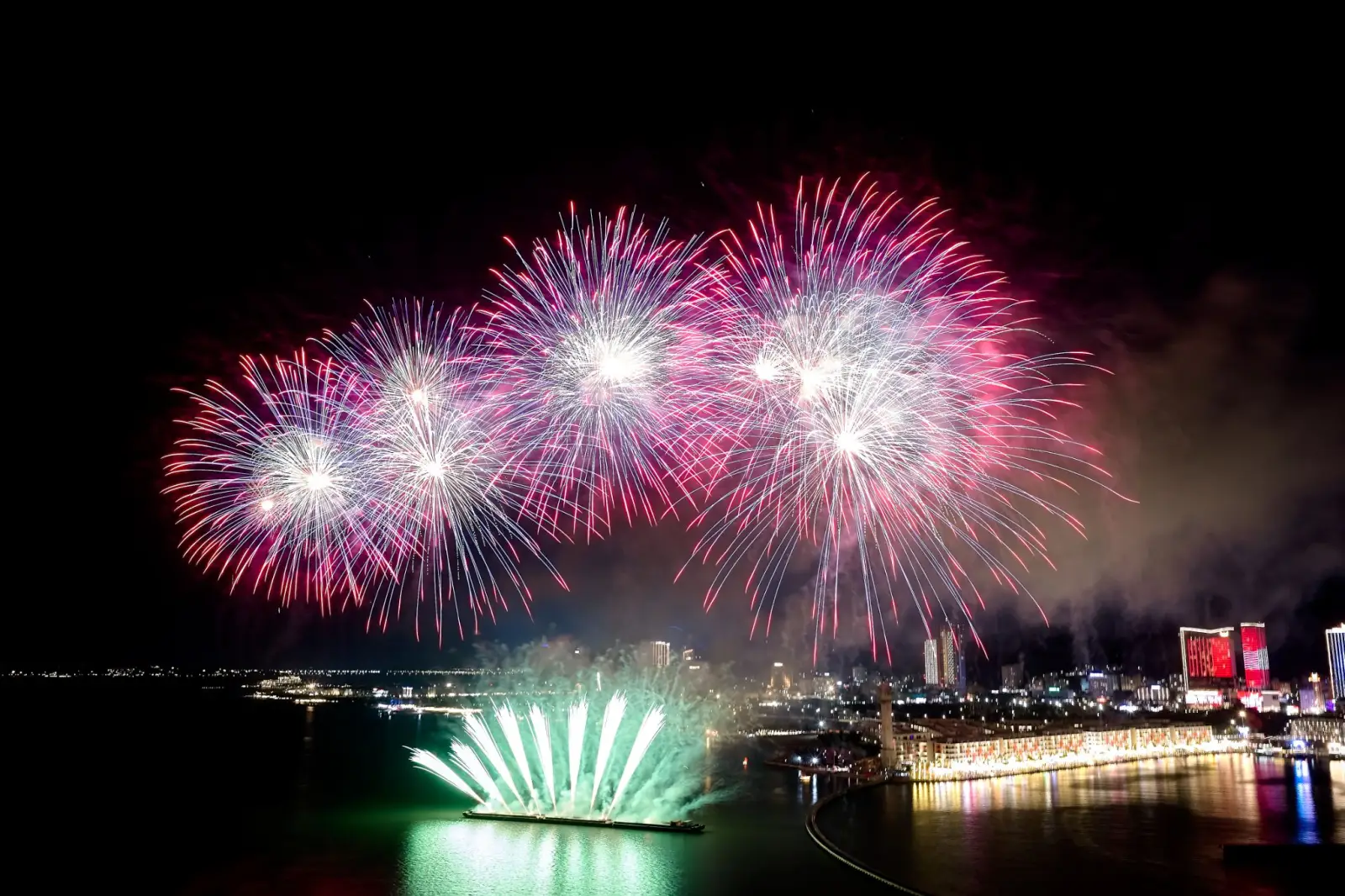 Prosperous Trading Port — 3D Mapping & Fireworks at VUI-Fest Ha Long