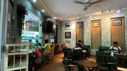 Cafe for transfer near Ho Chi Minh City University of Technology, District 10