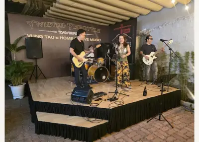 Живая музыка в Twisted Throttle Tavern