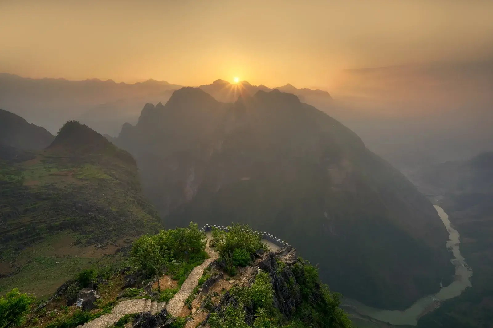 Ha Giang Loop: mountain passes and plateau